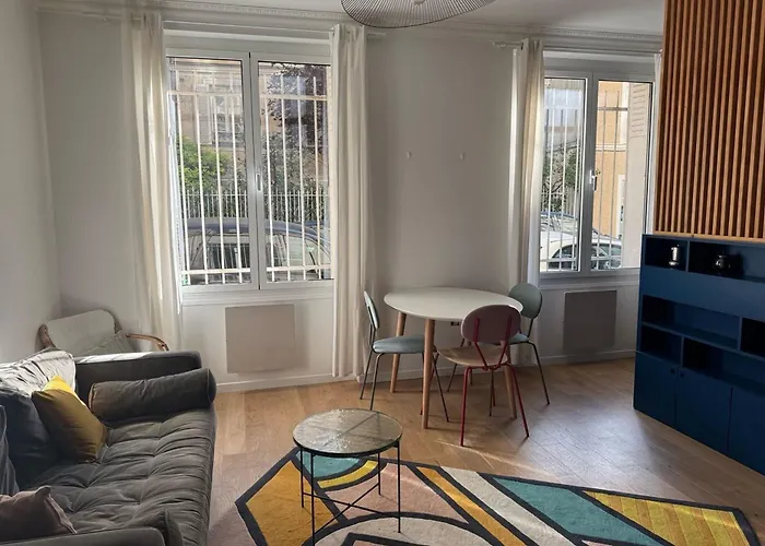3 Pers Near Belvedere De Belleville